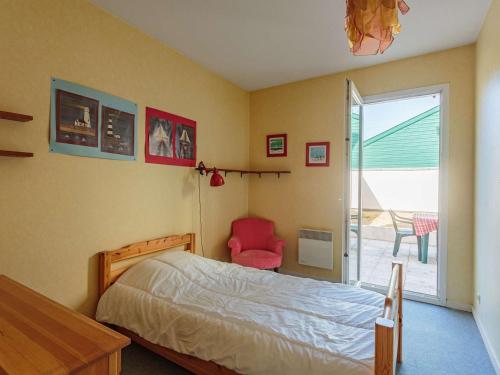 une chambre avec un lit, une chaise et une fenêtre dans l'établissement Spacieux Appartement 3* à Saint-Jean-de-Luz avec Parking, Terrasse et Proximité Commerces - FR-1-4-516, à Saint-Jean-de-Luz