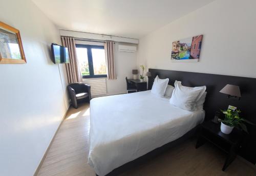 Postel nebo postele na pokoji v ubytování Logis hôtel Annecy nord / Argonay
