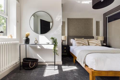 Katil atau katil-katil dalam bilik di The Battersea Flat - Exquisite 2BDR Flat with Terrace