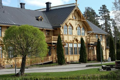 una gran casa de madera con techo de gambrel en Etelä-Pohjanmaan Opisto en Ilmajoki