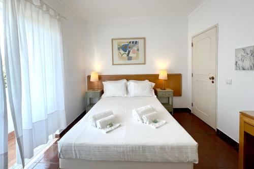ポルティマンにあるPraia do Vau by amcfのベッドルーム1室(白いベッド1台、枕2つ付)