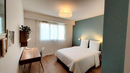 une chambre avec un lit, une table et une fenêtre dans l'établissement Cosy Jasmin 3CH -Centre & Marzet- Balcon Traversant, à Pau