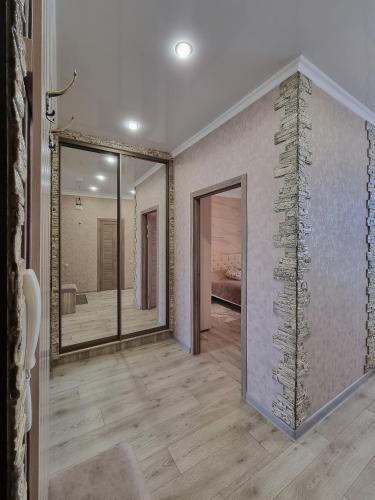a room with a large mirror and a bathroom at 2x SuperLUX Arbat Chehova-Kirova 55 in Ustʼ-Kamenogorsk