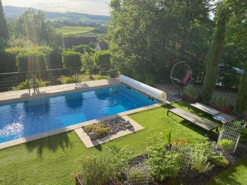 Басейн в или близо до La Ronde des Bois - Romance et Bien Être - Jacuzzi privatif-piscine-patio