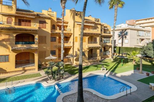 2 bedrooms apartement at La Mata 100 m away from the beach with sea view shared pool and balconyの敷地内または近くにあるプール