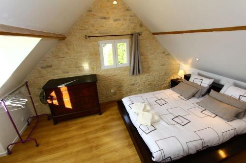 een slaapkamer met een groot wit bed op een zolder bij La Salamandrine, à 600 m du centre historique par un sentier in Sarlat-la-Canéda