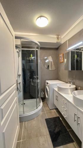 La salle de bains est pourvue d'une douche, de 2 lavabos et d'un lave-linge. dans l'établissement Mon petit Paradis sur SAINT-AYGULF, à Fréjus