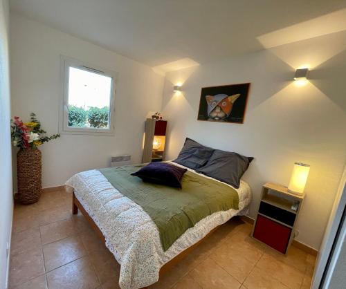 Ένα ή περισσότερα κρεβάτια σε δωμάτιο στο Mon petit Paradis sur SAINT-AYGULF