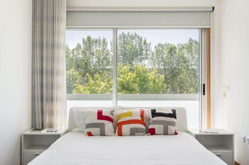 מיטה או מיטות בחדר ב-ALTIDO Sleek House w/Balcony & 2 Terraces in Porto