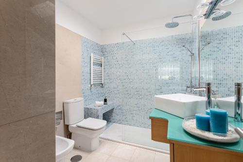 y baño con aseo, lavabo y espejo. en ALTIDO Sleek House w/Balcony & 2 Terraces in Porto, en Maia
