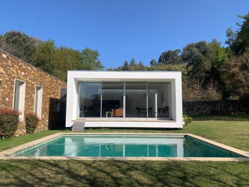 a house with a swimming pool in the yard at Villa do Val Seixas - Piscina Privada in Seixas