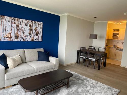 ein Wohnzimmer mit einem Sofa und einem Tisch in der Unterkunft Apartment am See Bad Saarow in Bad Saarow