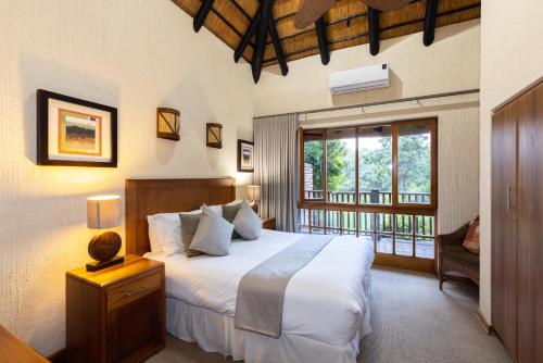 Tempat tidur dalam kamar di Legend Safaris 257B - in Kruger Park Lodge