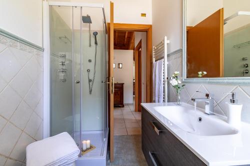 ein Bad mit einem Waschbecken und einer Dusche in der Unterkunft Villa Vacanze La Quercia in Carbognano