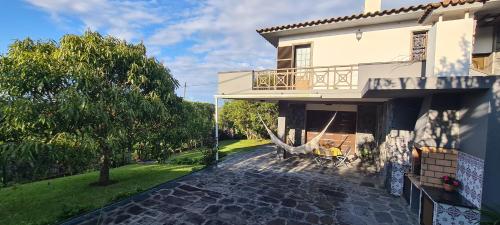 ein Haus mit Balkon und Terrasse in der Unterkunft Descanso do Guerreiro in Ribeira Grande