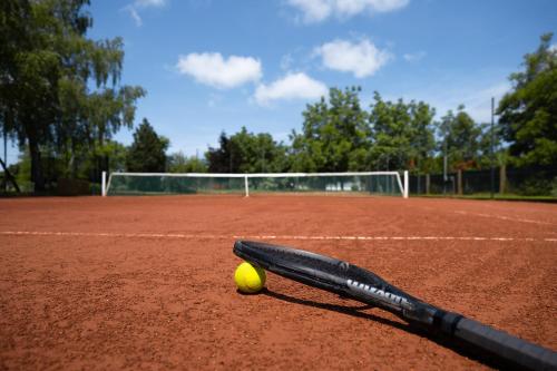 OrdacsehiにあるTennis Guesthouseのテニスラケット、テニスコートでのテニスボール