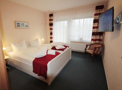 Una habitación de hotel con una cama y una ventana. en Haus am Kurpark Wohnung 7, en Büsum