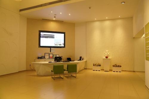 Una televisión o centro de entretenimiento en Hotel Kohinoor Elite near BKC