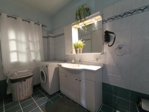 A bathroom at Sweet Maisonette in Corfu Town