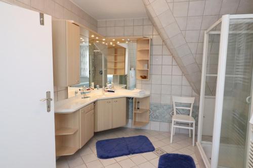 比蘇姆的住宿－Sophie & Johann AO19 vorne，一间带水槽和镜子的浴室