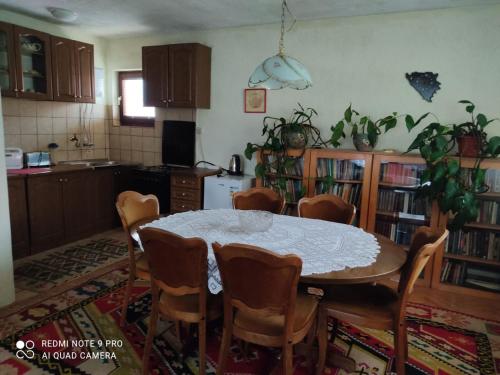 cocina con mesa y sillas en una habitación en MeD apartmani en Bugojno