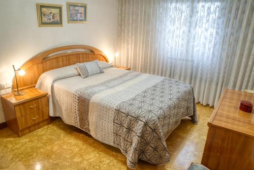 a bedroom with a large bed and a window at Apartamento Muy Amplio, con WiFi y a 12 Minutos del Centro in Gijón