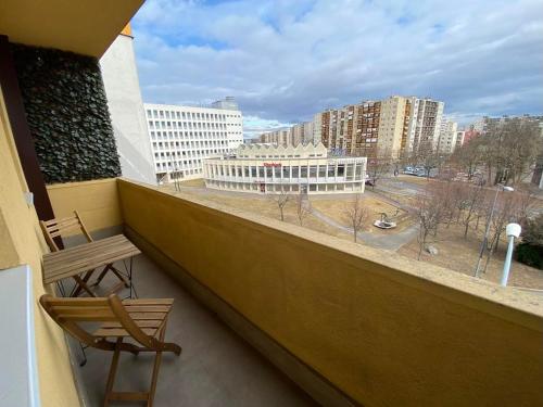 ミシュコルツにあるChill Apartmanの市街の景色を望むバルコニー(椅子2脚付)