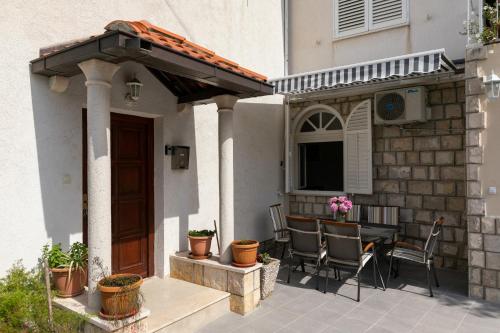 Apartment Tonka - Two bedroom apartment with partial sea view