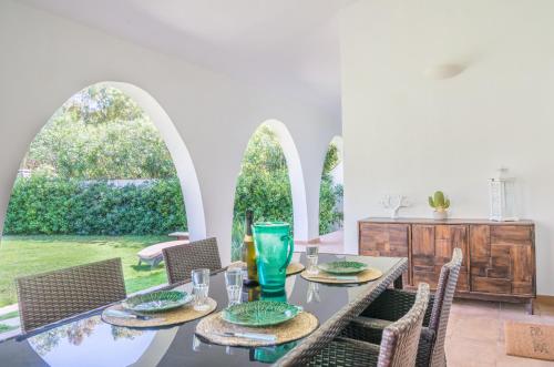 comedor con mesa y sillas en Villa Acquario - Giardino - 200 mt dalla spiaggia, en Torre delle Stelle