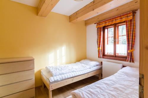 Posteľ alebo postele v izbe v ubytovaní Apartmán mezi stromy