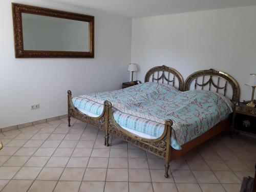 Ein Bett oder Betten in einem Zimmer der Unterkunft Ferienwohnung im Palais Rosenlund