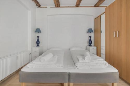 En eller flere senge i et værelse på Copenhagen City Apartment with cosy backyard in vibrant area