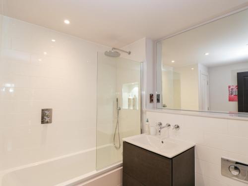 ein weißes Bad mit einem Waschbecken und einer Dusche in der Unterkunft 35 Hope Place in Bath