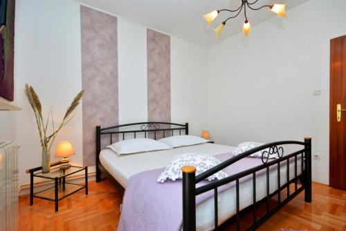 - une chambre avec un lit dans l'établissement Artsy Apartment, à Klis