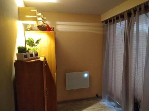 a room with a refrigerator and a window at Morska Bryza in Chłopy