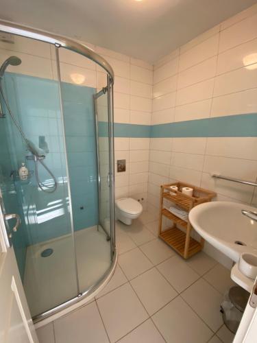 Koupelna v ubytování Spacious 2 storey apartment old town Mali Lošinj