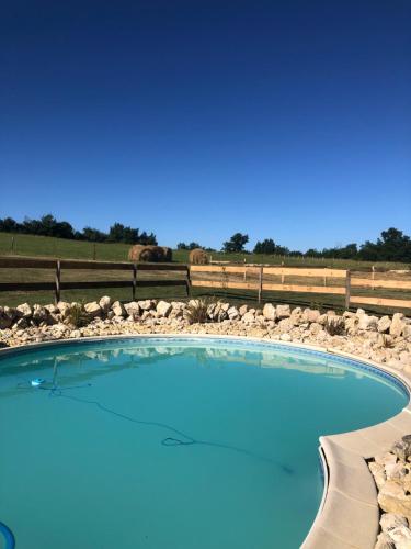 Der Swimmingpool an oder in der Nähe von Le Merlat Gite