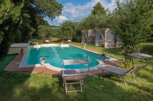 une image d'une piscine dans une cour dans l'établissement La Ginestra di Valerio - Chianti villa with large Pool & Wifi, à Zambra