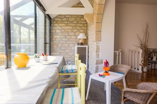 une salle à manger avec une table et des chaises blanches dans l'établissement Treffiagat - Grande maison pour 9 - Jardin, à Tréffiagat
