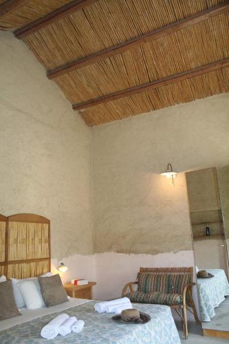 1 dormitorio con 1 cama y 1 sofá en Il Canto di Kokopelli Country Houses, en Brattirò