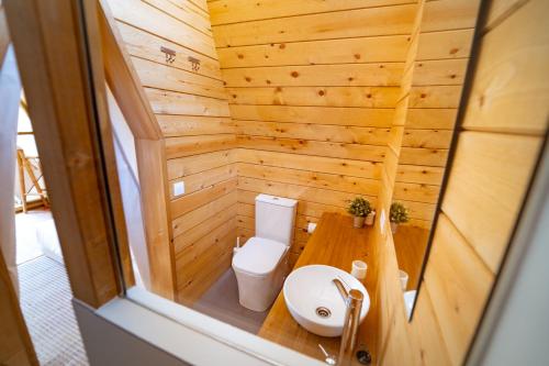 a small bathroom with a toilet and a sink at Kampaoh Somo Playa in Somo