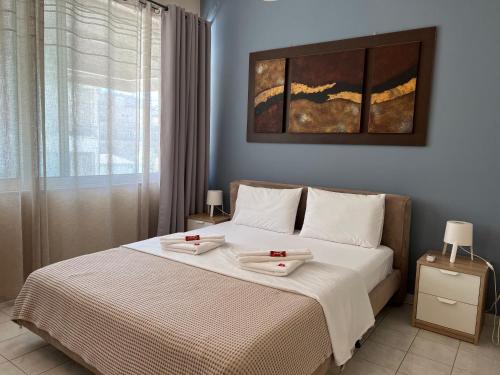 een slaapkamer met een bed met twee dienbladen erop bij City House 2 in Kalamata