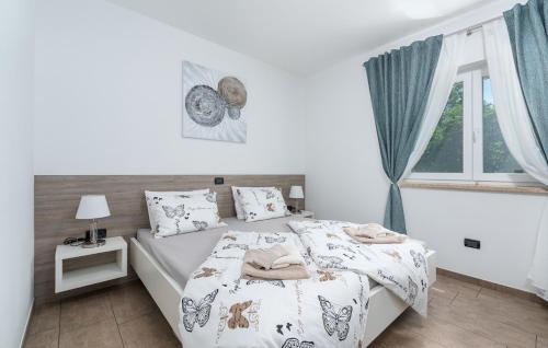 1 dormitorio con cama y ventana en Holiday House Mateo with Private Pool, en Stari Pazin