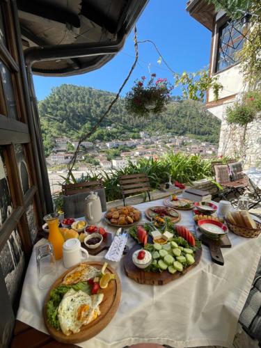 uma mesa com muitos pratos de comida em Hani i Xheblatit em Berat