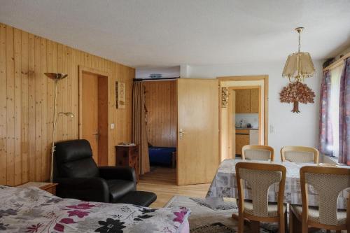 ein Wohnzimmer mit einem Tisch und Stühlen in der Unterkunft Ferienwohnung Lenk in Lenk im Simmental