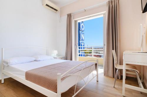 Postel nebo postele na pokoji v ubytování Archontiki City Hotel