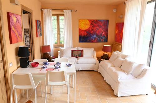 a living room with a white couch and a table at Mikipong in Montepulciano