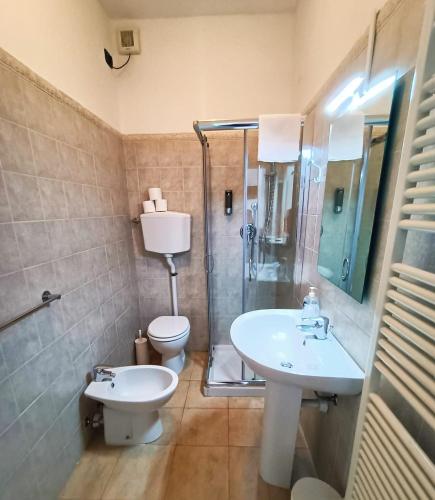 a bathroom with a sink and a shower and a toilet at Affitta Camere Elena in Colà di Lazise