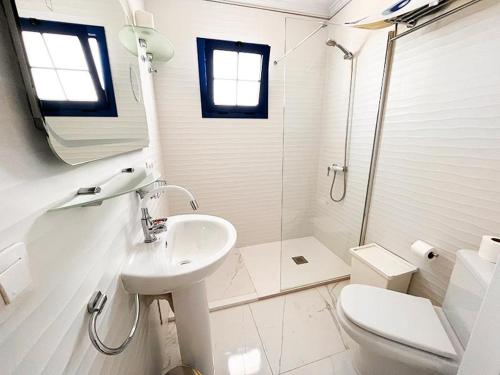 A bathroom at NEW Atalaya - Amazing Sea Views&Fantastic Pool