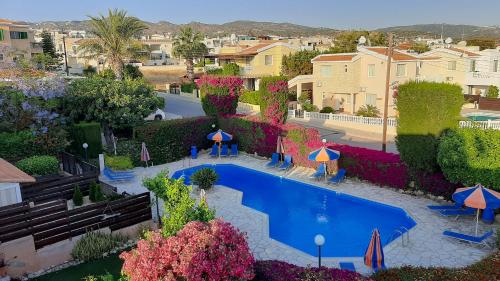 Вид на бассейн в Luxury house with stunning garden and huge swimming pool next to CORAL BAY или окрестностях